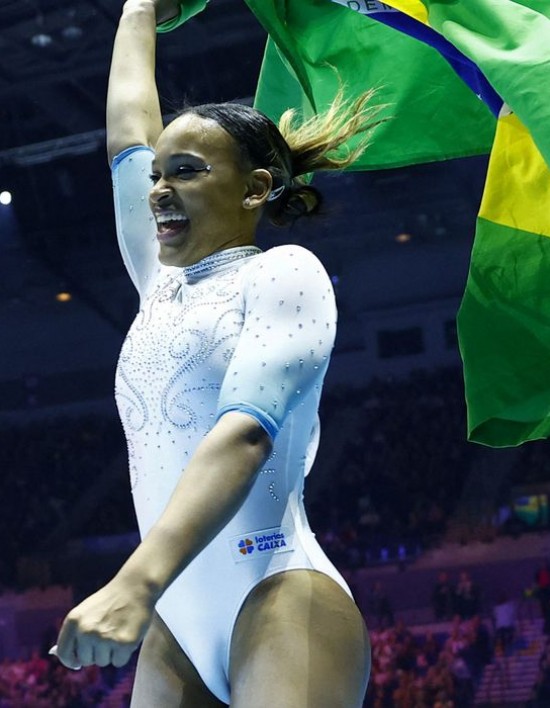 Rebeca Andrade conquista o ouro no individual geral