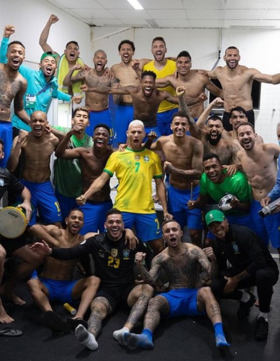 COPA AMÉRICA Seleção brasileira festeja vaga na final da Copa América com samba no vestiário e Tite com reco-reco