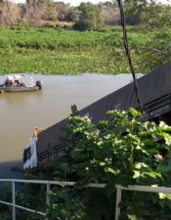 Em fuga da polícia, suspeito perde controle de caminhão e cai no Rio Paraguai