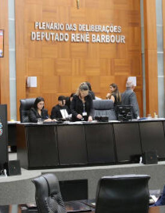 Deputados votam PL que obriga uso de uniforme nas unidades escolares estaduais