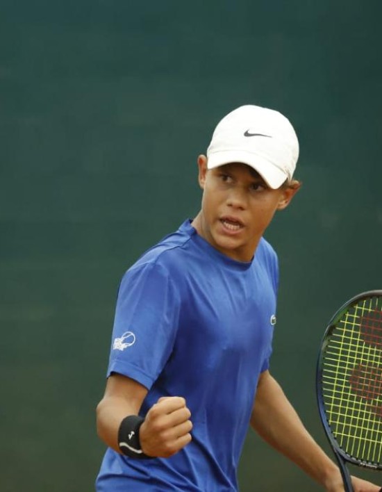 Atleta de 14 anos do programa de bolsa do Governo de MT é convocado para Sul-Americano de Tênis