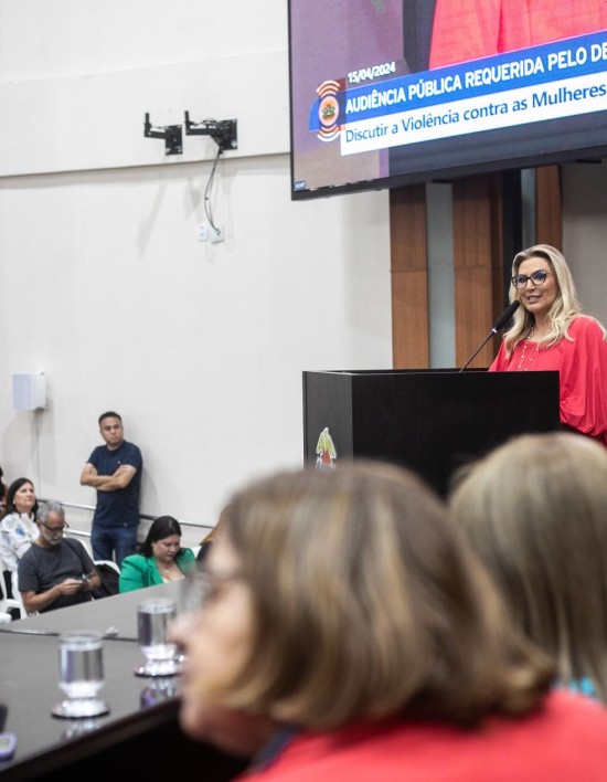 Primeira-dama anuncia novo espaço da Mulher e proposta passa a ser novamente modelo para lei nacional