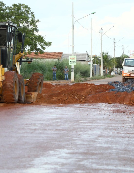 Ações de tapa-buracos beneficiam avenidas principais de diversos bairros da região Sul de Cuiabá