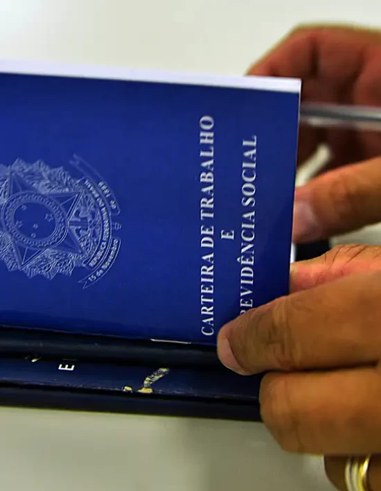 Brasil cria 240 mil empregos em abril, aponta Caged