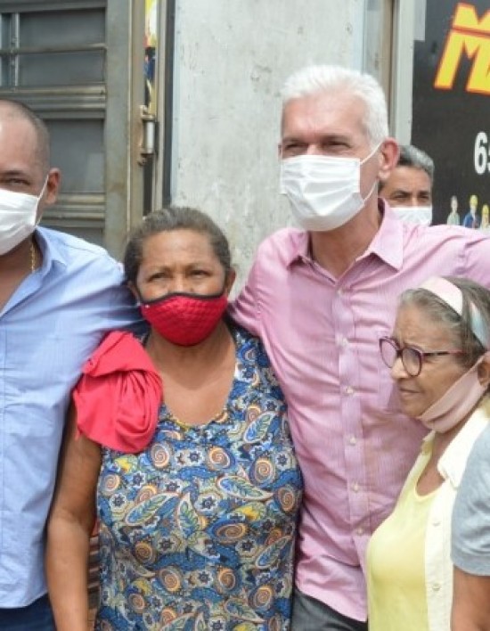 Boa Ação é Doação: Catadores de materiais recicláveis recebem cestas básicas arrecadadas durante campanha