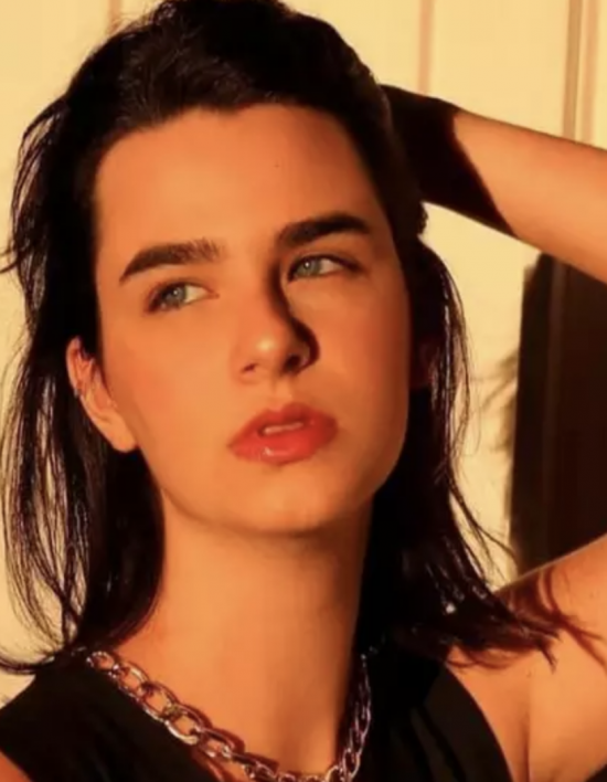 A jovem modelo Valentina Boscardin, de apenas 18 anos, morreu no domingo, 9, em decorrência de complicações da covid-19