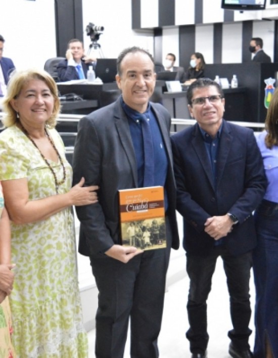 câmara municipal de cuiaba comemora aniversário de 3030 anos de Cuiabá com livro na tribuna livre