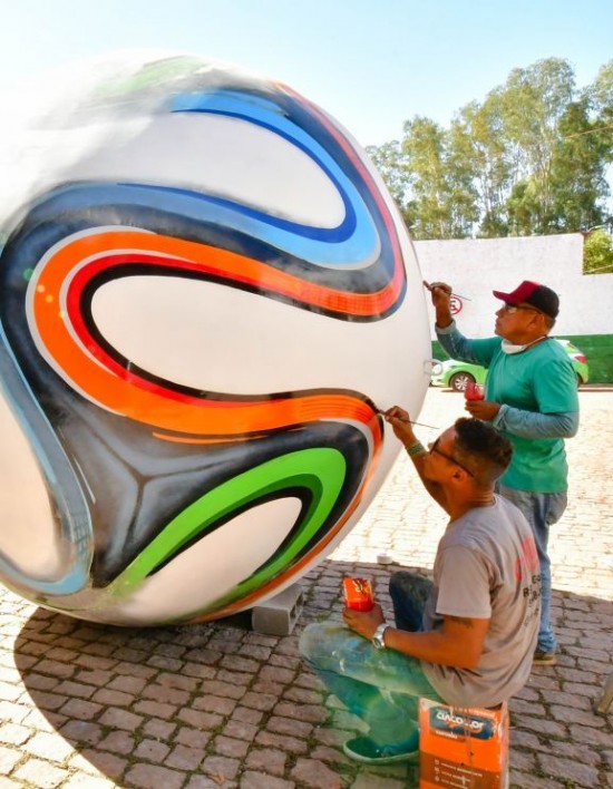 COPA DO MUNDO EM CUIABÁ Brazuca recebe trabalho de artistas regionais e terá visual original completamente recuperado