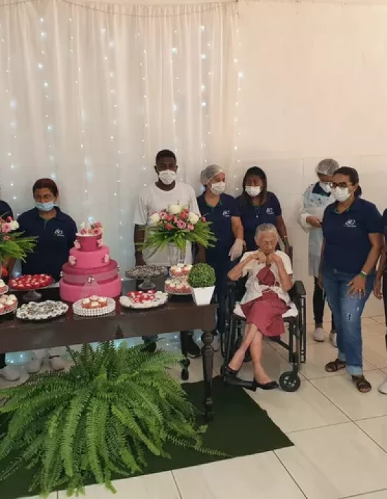 Moradora de Cuiabá chega aos 111 anos com festa em abrigo