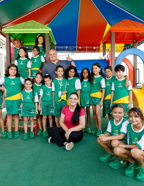 Prefeito e primeira-dama entregam primeiros uniformes para estudantes da rede municipal