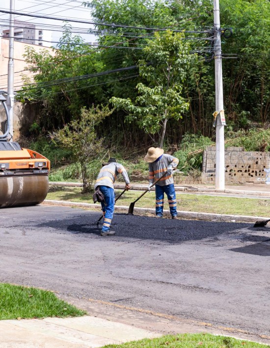 Avenida principal do Residencial Terra Nova recebe tapa-buraco e recapeamento