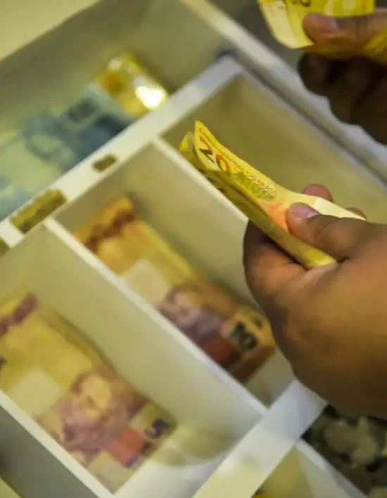 Aposentados e pensionistas começam a receber antecipação do 13º