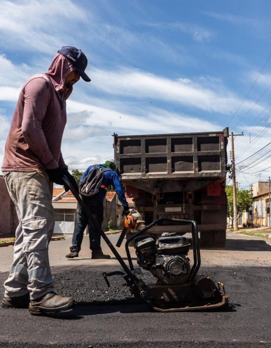 Prefeitura realiza operação tapa-buraco em treze pontos da cidade