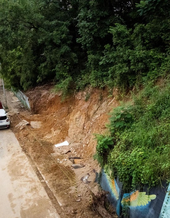 Morro do Seminário recebe trabalhos emergenciais para conter deslizamentos