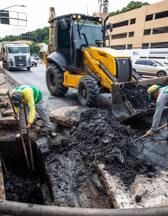 Força-tarefa limpa bocas de lobo na região central de Cuiabá