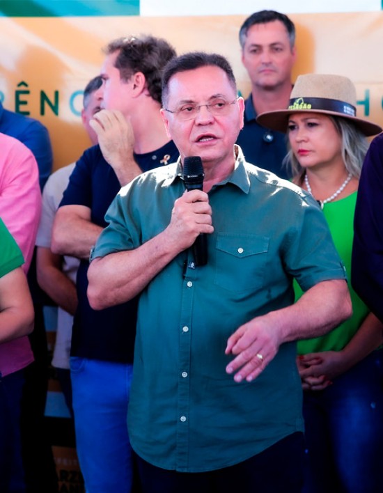 Deputado Eduardo Botelho presenteia moradores do bairro Paiaguás com recapeamento asfáltico