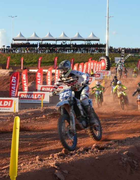 Adrenalina toma conta das arquibancadas durante 3ª etapa do Campeonato Brasileiro de Motocross