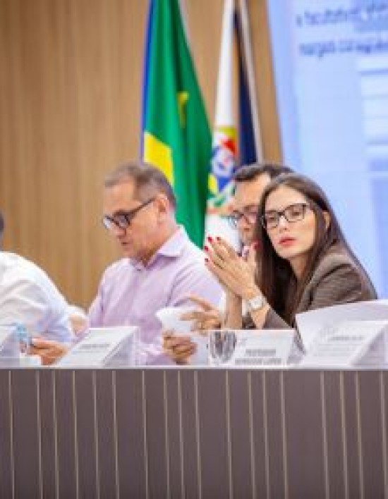 Deputados acompanham instalação de Mesa Técnica para discutir endividamento dos servidores públicos