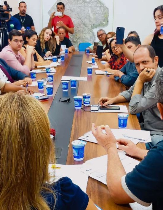 Prefeita sanciona lei e garante recomposição aos servidores da Educação