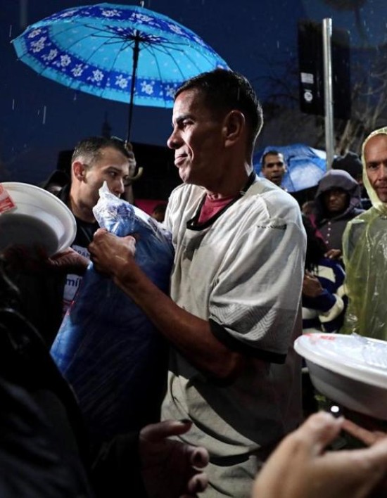 Primeira-dama de MT promove a entrega de alimentos e cobertores para população em situação de vulnerabilidade