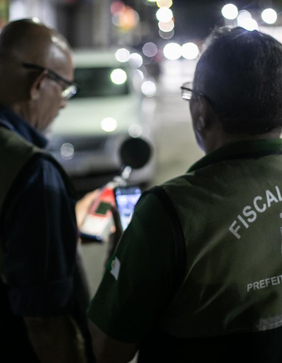 Bares são multados por poluição sonora e mesas na calçada; dois têm atividades suspensas