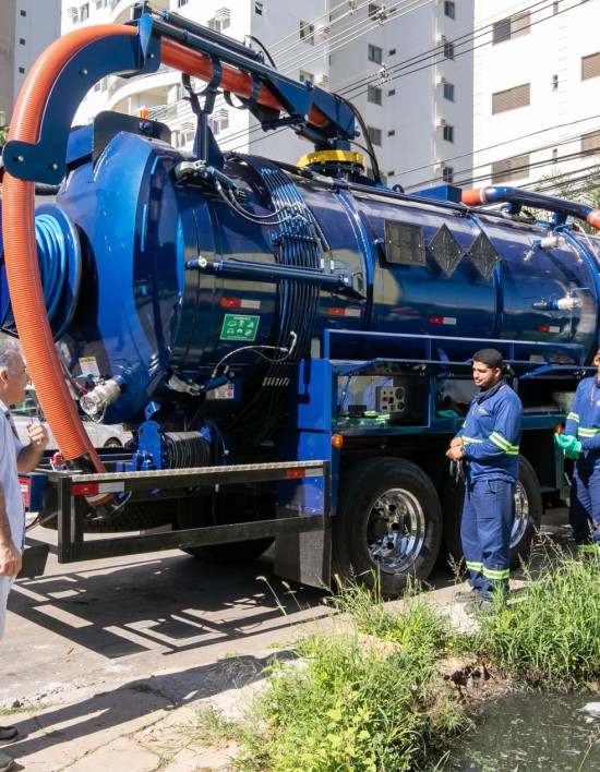 Prefeitura reforça frota de hidrojato e inicia limpeza de pontos críticos da capital