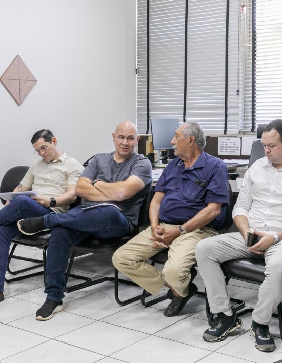 Prefeito discute projetos de modernização na construção civil