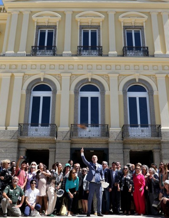 Quatro anos após incêndio, Museu Nacional apresenta fachada restaurada