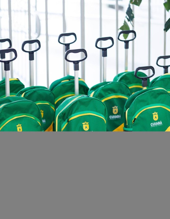 Prefeito acompanha entrega de kits escolares e reforça compromisso com a qualidade