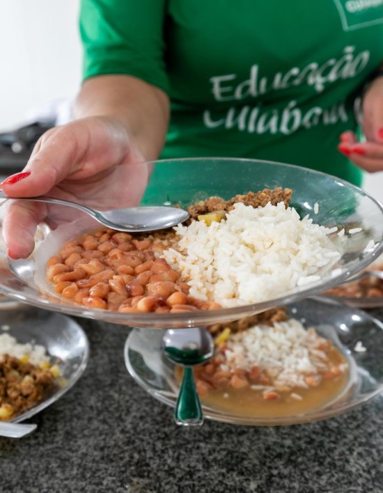 Prefeito de Cuiabá sanciona lei que autoriza merenda para professores e profissionais da educação