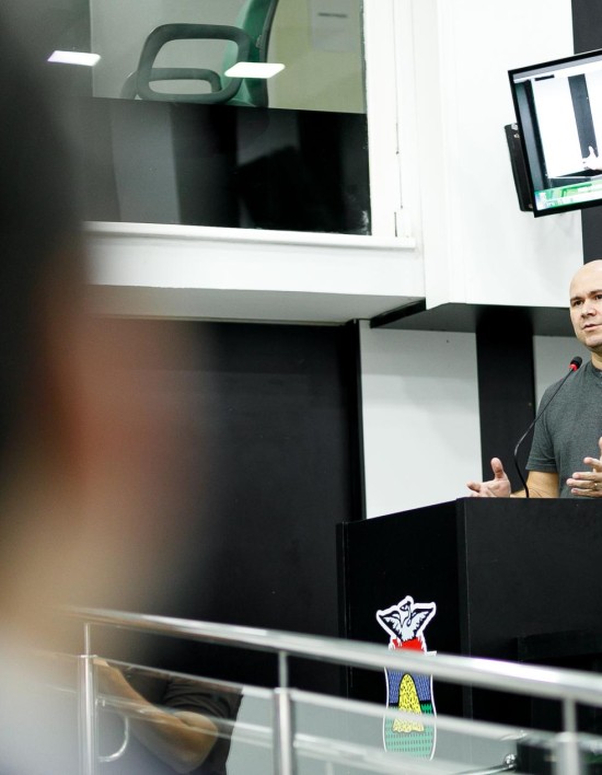 Prefeito apresenta balanço dos seis meses de gestão na Câmara