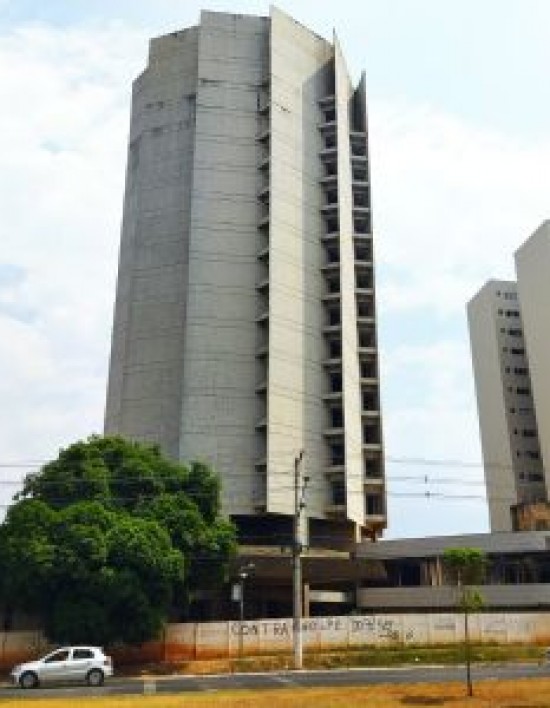 em cuiabá Prédio que se tornou 'lenda urbana' é alvo de furtos de cobre e vizinhos temem desabamento