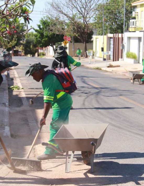 Secretaria executa serviços urbanos em diversos bairros nesta sexta-feira