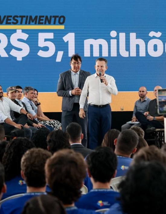 Governador anuncia licitação e 100% das escolas estaduais terão quadras