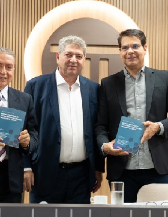 Livro lançado no TCE-MT é entregue na XXIII Semana Jurídica do TCE-SP