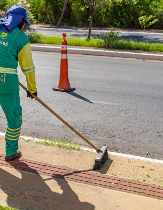 Prefeitura promove operação de limpeza na Av. Fernando Corrêa da Costa
