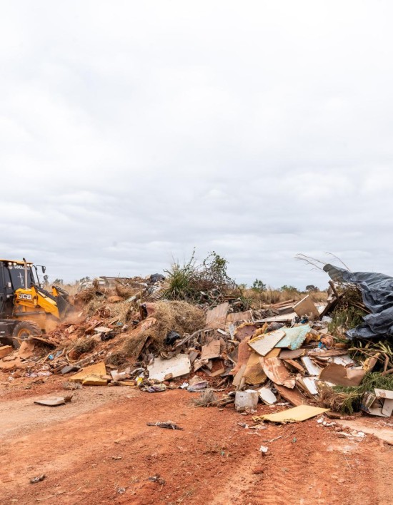 Prefeitura de Cuiabá retira 90 toneladas de descarte irregular no Contorno Leste