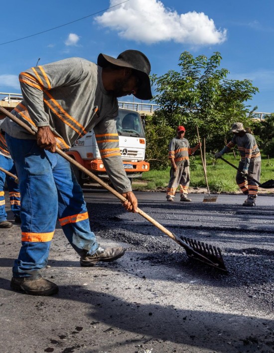 Equipes de tapa-buraco atendem 12 bairros em todas as regiões de Cuiabá