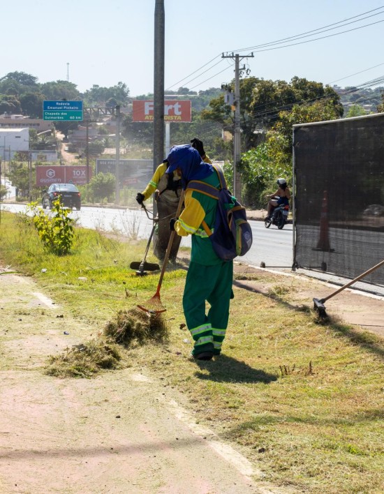 Prefeitura de Cuiabá limpa mais de 100 km em 12 avenidas