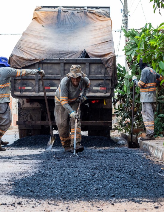 Prefeitura de Cuiabá revitaliza ruas do bairro Nova Canaã com tapa-buraco