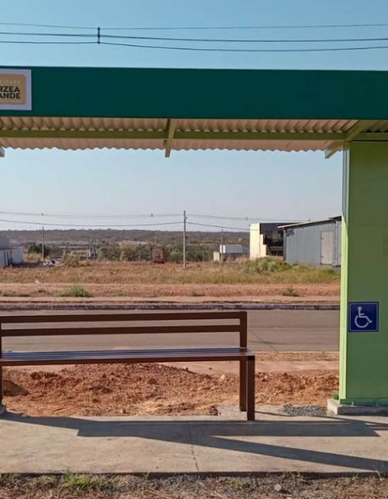 Várzea Grande amplia rede de pontos de ônibus com 34 novos abrigos entregues