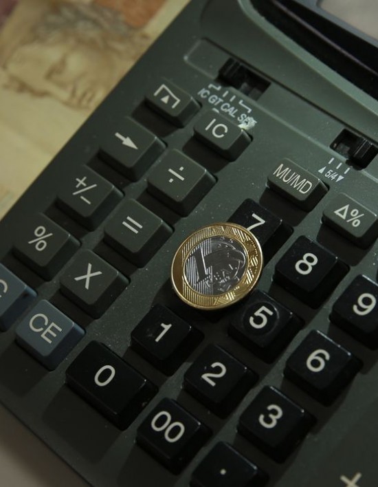 famílias inadimplentes Inadimplência e endividamento atingem maiores valores em 12 anos