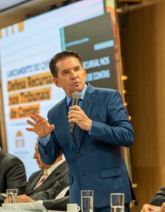 Sérgio Ricardo lança livro que consolida direito processual de contas