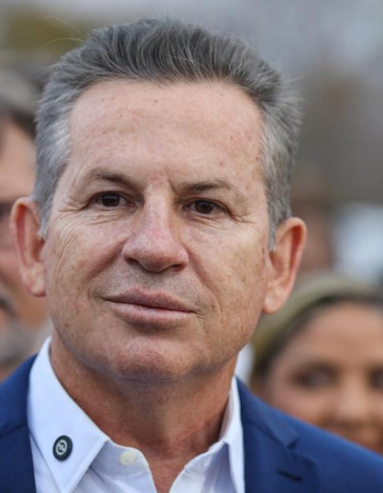 Mauro Mendes recebe comenda por avanços na alfabetização em MT