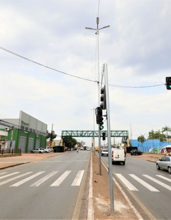 Semob implanta semáforo acionado por botoeira na Avenida Fernando Corrêa