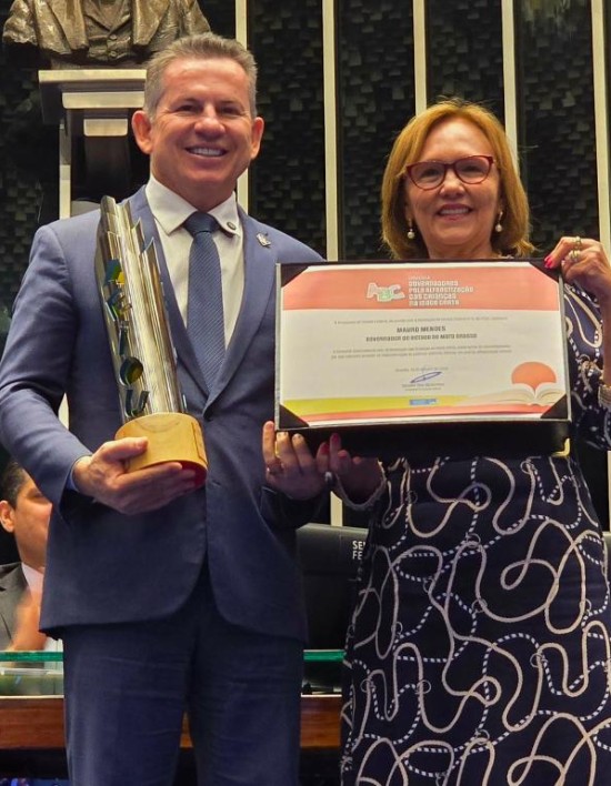 Governador recebe Comenda do Senado por avanço na alfabetização infantil em MT