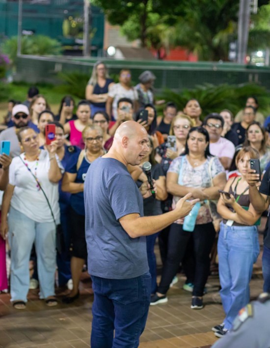 Em reunião na praça, Abilio reforça diálogo e busca consenso com servidores