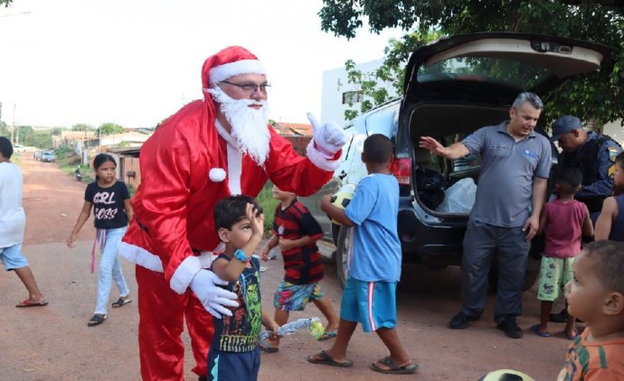 Notícia de MT Política MT Esporte MT Polícia Militar entrega brinquedos e cestas básicas em comemoração ao Natal em Mato Grosso