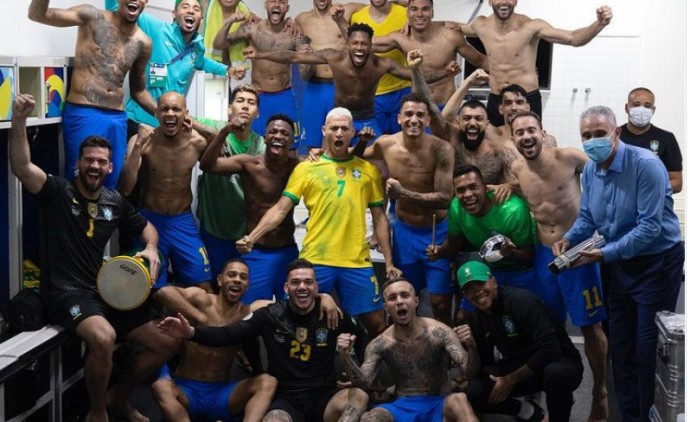 COPA AMÉRICA Seleção brasileira festeja vaga na final da Copa América com samba no vestiário e Tite com reco-reco