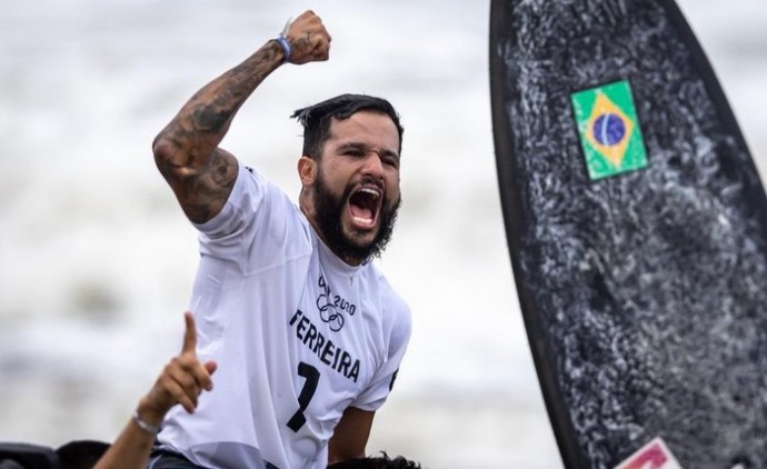 Ítalo Ferreira conquista a primeira medalha de ouro para o Brasil no Surfe